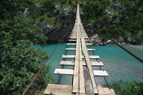 Most nad rzeką w górach — Zdjęcie stockowe