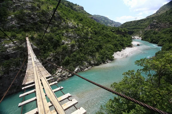 Dağlarda nehir üzerinden köprü — Stok fotoğraf