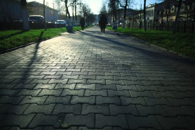 Şehir parkında bir sokak.