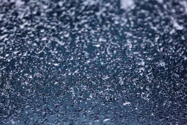 Kar dokusu üzerinde cam