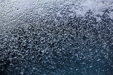 Cam zemin üzerine kar