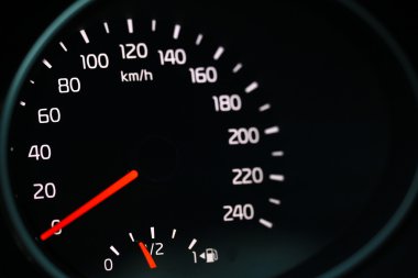 Hız göstergesi olan araba gösterge paneli