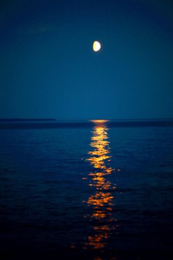 denizde yansıtan aya