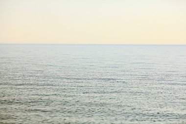 gökyüzü ve gri su