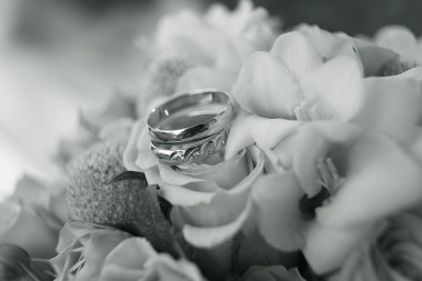 Alyans üzerinde çiçekler, yakın çekim