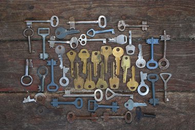 anahtarlar ahşap arkaplanda