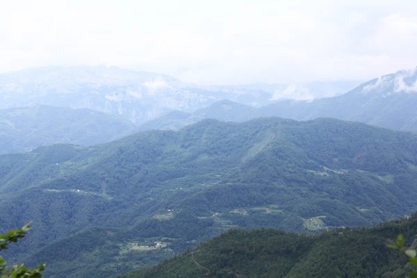 Paisaje de montaña en la niebla —  Fotos de Stock