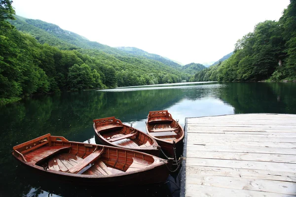 Dřevěné lodě na jezeře — Stock fotografie