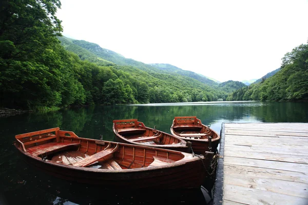 Dřevěné lodě na jezeře — Stock fotografie