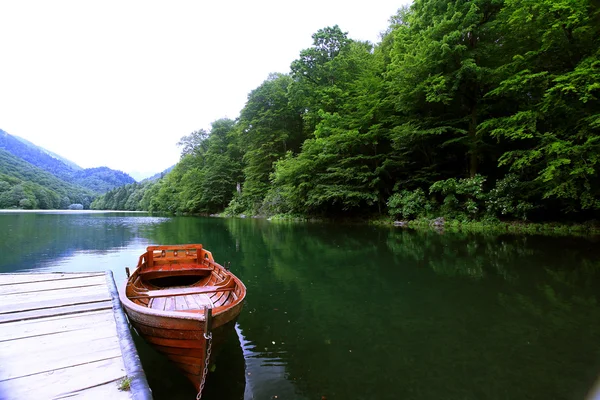 Houten boot op lake — Stockfoto