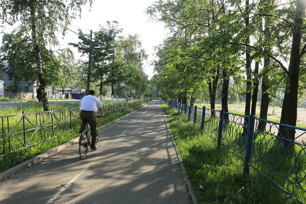 Radfahrer fährt im Stadtpark — Stockfoto