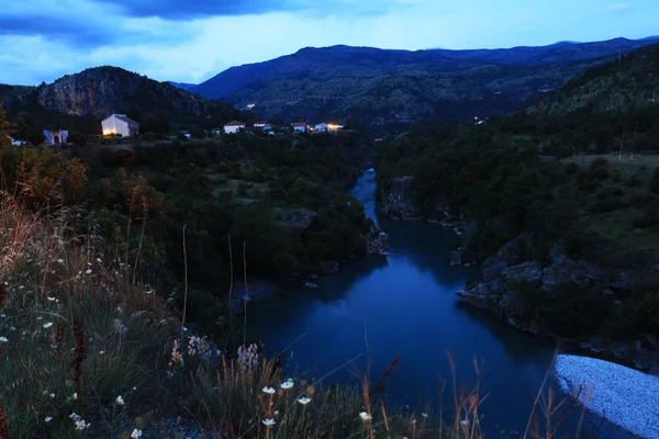 Krajina s horami a jezerem — Stock fotografie