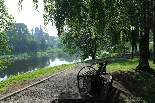 Lavička v městském parku — Stock fotografie