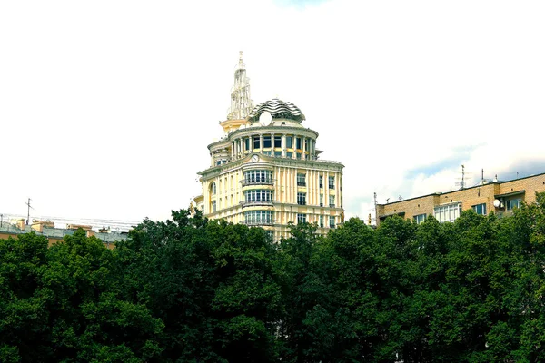 Edifícios e árvores na cidade — Fotografia de Stock