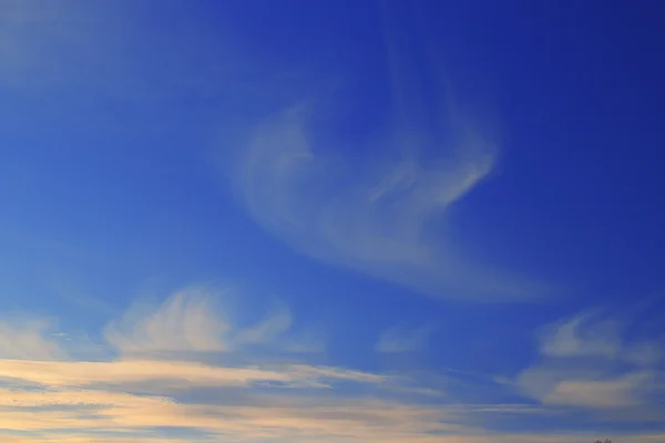 Ciel bleu avec nuages — Photo