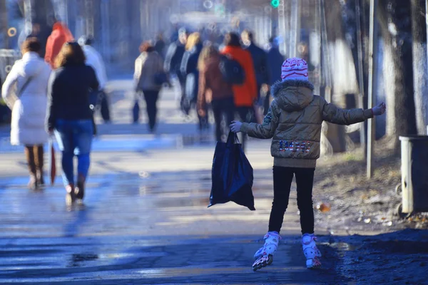 Толпа людей на улице — стоковое фото