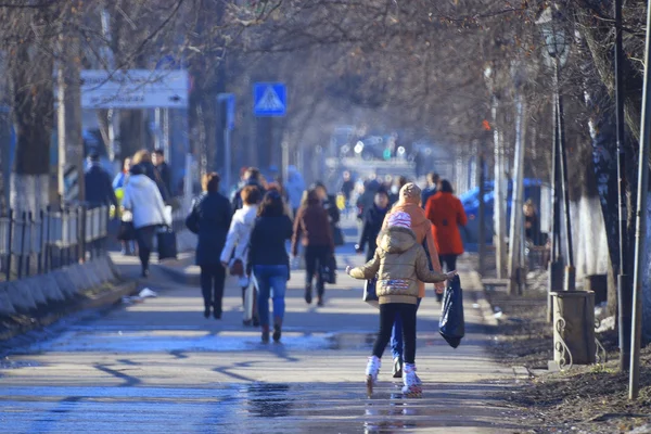 Толпа людей на улице — стоковое фото