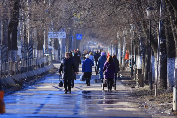 Натовп людей на вулиці — стокове фото