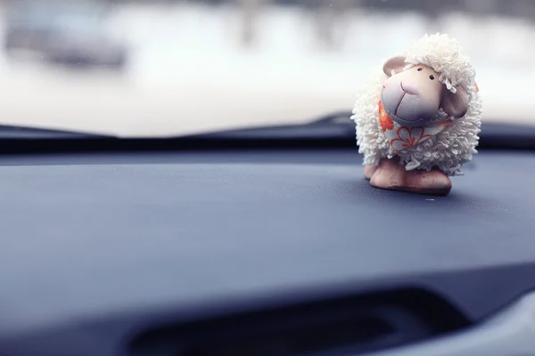 자동차에 장난감 양 — 스톡 사진