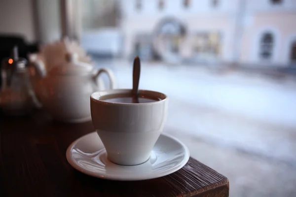 Egy kávézóban, az ablak mellett kupa — Stock Fotó