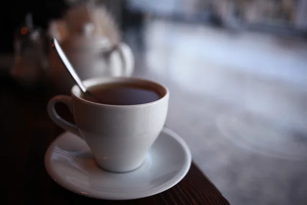 Чашка в кафе у окна — стоковое фото