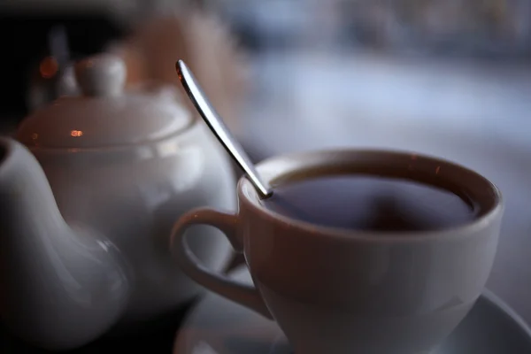 Tasse in einem Café am Fenster — Stockfoto
