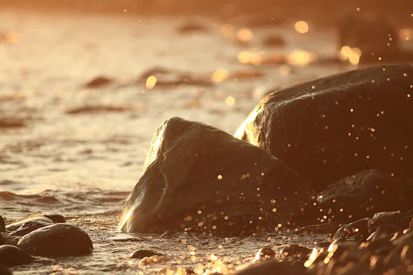 Rocas en la playa con el mar — Foto de Stock