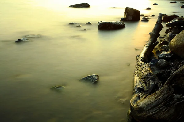 Скалы на пляже с морем — стоковое фото