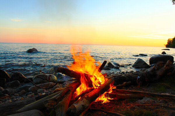 скалы на пляже с морем
