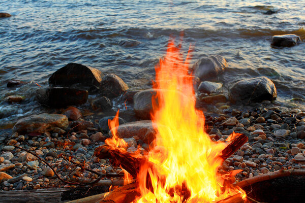 скалы на пляже с морем
