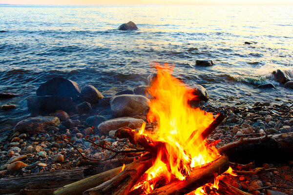 скалы на пляже с морем
