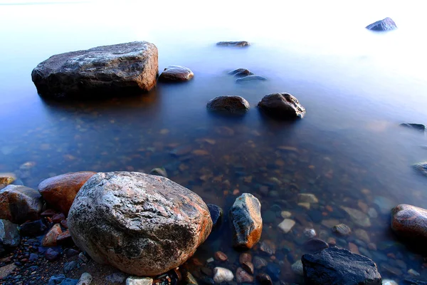 Felsen am Strand mit Meer — Stockfoto