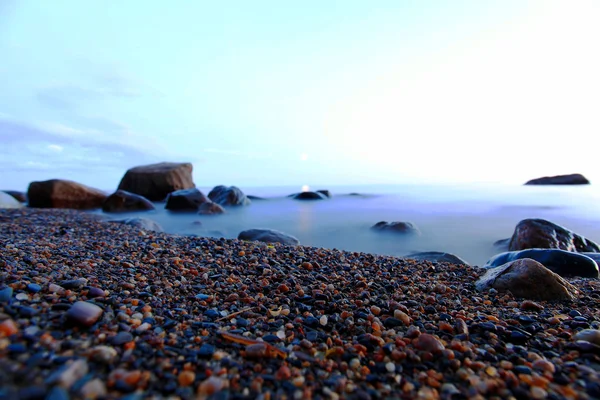 Rocce sulla spiaggia con mare — Foto Stock