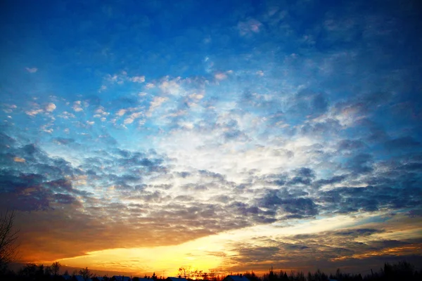 Blauwe lucht met wolken — Stockfoto