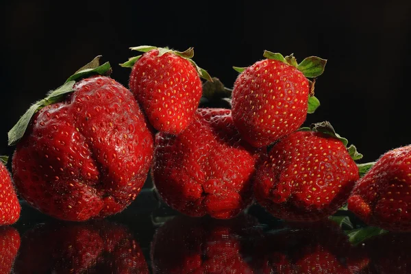 검은 배경에 있는 딸기 — 스톡 사진