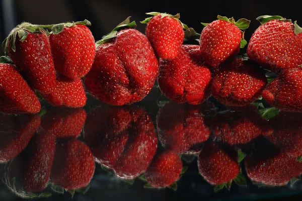 Aardbeien op een zwarte achtergrond — Stockfoto