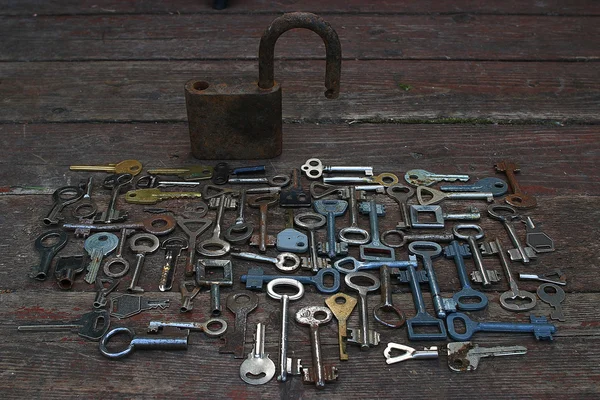 Vintage llaves y cerradura —  Fotos de Stock