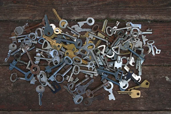 Tasten auf Holzgrund — Stockfoto