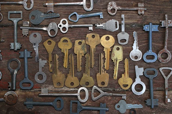 Κλειδιά σε ξύλινο φόντο — Φωτογραφία Αρχείου