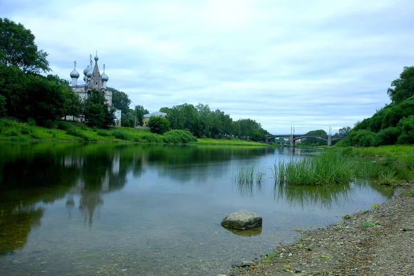 Sommarlandskap med damm och kyrkan — Stockfoto