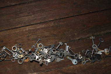 anahtarlar ahşap arkaplanda