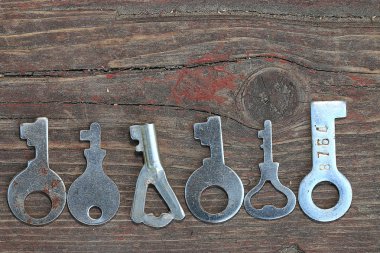 anahtarlar ahşap arkaplanda