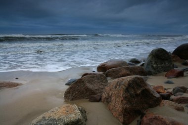 Fırtına okyanus kıyısında