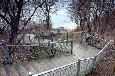 deniz kıyısında sonbahar manzara