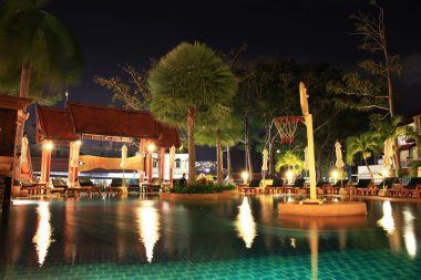 Geceleri otel havuz