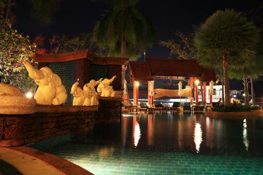 Geceleri otel havuz