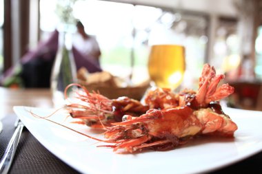 Yemek ve içecek dolu bir masa.