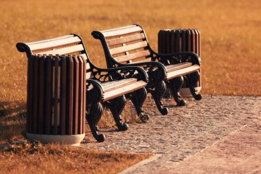 Park bankları, sonbahar kentsel peyzaj