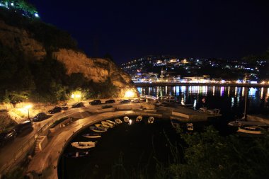 Deniz gece teknelerle defne