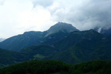 Sisin içinde dağ manzarası